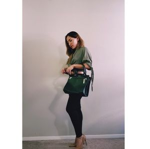 Black handbag tote style